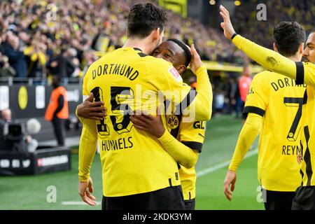 Goalschuetze Youssoufa MOUKOKO (DO) allieta con Mats HUMMELS (DO) il suo obiettivo di 1:0 per Borussia Dortmund DO) - VfL Bochum (BO) 3: 0, il 5th novembre 2022 a Dortmund/Germania. Foto Stock