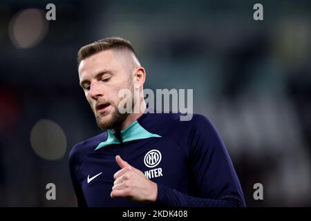 Torino, Italia. 06th Nov 2022. Milano Skriniar del FC Internazionale durante il warm up prima della Serie A match beetween Juventus FC e FC Internazionale allo Stadio Allianz il 6 novembre 2022 a Torino. Credit: Marco Canoniero/Alamy Live News Foto Stock