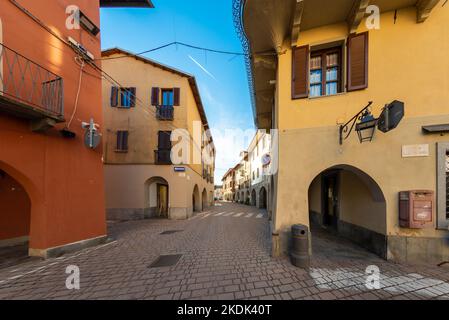 Carmagnola, Torino, Italia - 05 novembre 2022: Vista sui portici di via Ferruccio Valobra, la storica strada acciottolata centrale della città Foto Stock