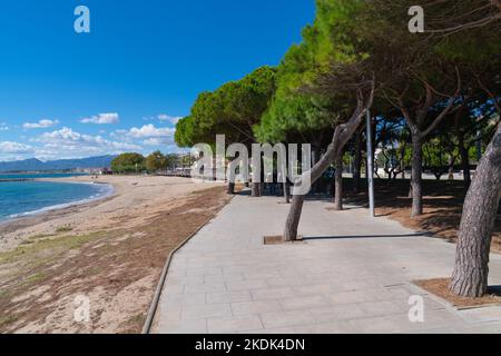 Passeggiata Esquirol spiaggia Cambrils Spagna vista verso la Costa Dorada città Foto Stock