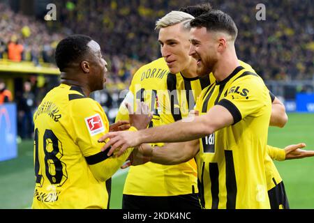 Goalschuetze Youssoufa MOUKOKO (l., DO) brulica con Nico SCHLOTTERBECK (medio, DO) e Salih OEZCAN (Ozcan, DO) circa il suo obiettivo di 1:0 per Borussia Dortmund, giubilazione, allegria, allegria, gioia, Cheers, festeggia, goaljubel, calcio 1st Bundesliga, 13th giorno di partita, Borussia Dortmund (DO) - VfL Bochum (BO) 3: 0, il 5th novembre 2022 a Dortmund/Germania. Foto Stock