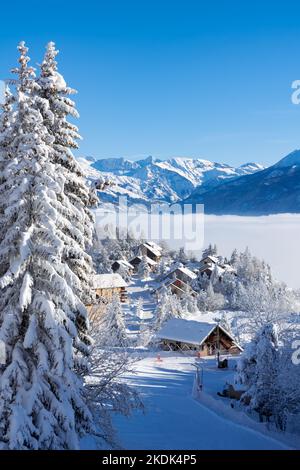 Villaggio sciistico invernale Laye a Champsaur (Alpi francesi) coperto di neve fresca. Hautes-Alpes, Francia Foto Stock