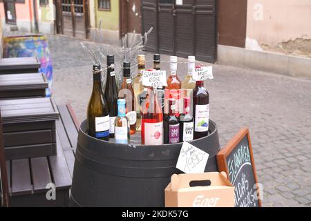 Esposizione di vini in vendita al di fuori di un venditore di vino tradizionale, Eger, Ungheria Foto Stock