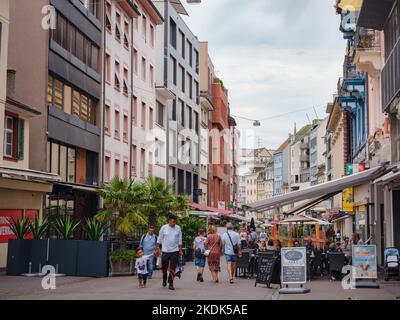 BASILEA, SVIZZERA, 7 LUGLIO 2022: Edifici storici nel centro di Basilea. Antica città ben conservata in Europa. Passeggiata nel centro città, facciate di edifici residenziali Foto Stock