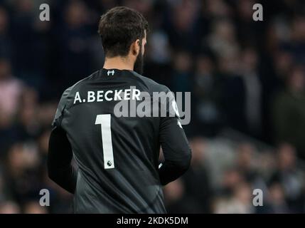 Londra, Regno Unito. 06th Nov 2022. Alisson Becker, il portiere di Liverpool guarda su. Partita della Premier League, Tottenham Hotspur v Liverpool al Tottenham Hotspur Stadium di Londra, domenica 6th novembre 2022. Questa immagine può essere utilizzata solo per scopi editoriali. Solo per uso editoriale, licenza richiesta per uso commerciale. Nessun utilizzo nelle scommesse, nei giochi o nelle pubblicazioni di un singolo club/campionato/giocatore. pic by Sandra Mailer/Andrew Orchard SPORTS photography/Alamy Live news Credit: Andrew Orchard SPORTS photography/Alamy Live News Foto Stock