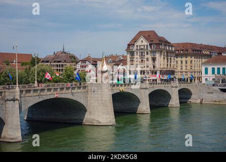 BASILEA, SVIZZERA, 7 LUGLIO 2022: ponte Wetsteinbrucke sul fiume Reno e gli edifici storici della città. Passeggiata attraverso la vecchia città ben conservata in Europa. Foto Stock