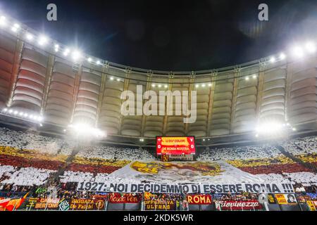 Roma, Italia. 06th Nov 2022. Gli appassionati di Roma aspettano l'inizio della Serie A di calcio tra Roma e Lazio allo stadio Olimpico di Roma, Roma, 6 novembre 2022. Credit: Riccardo De Luca - Update Images/Alamy Live News Foto Stock