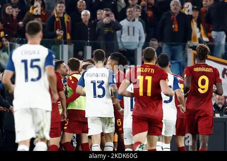 Roma, Italia. 06th Nov 2022. I giocatori di Roma e del Lazio discutono durante la loro Serie Una partita di calcio allo stadio Olimpico di Roma, Roma, Italia, 6 novembre 2022. Credit: Riccardo De Luca - Update Images/Alamy Live News Foto Stock