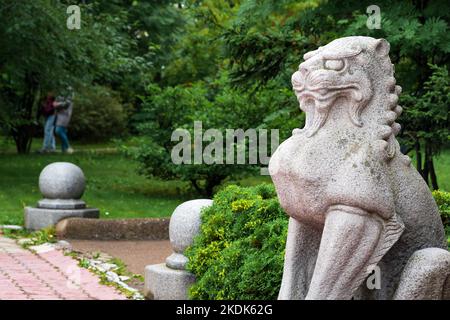 Yuzhno-Sakhalinsk, Russia - 05 agosto 2022: Statua giapponese tradizionale di un leone di pietra all'ingresso del Museo Sakhalin di Lore locale Foto Stock