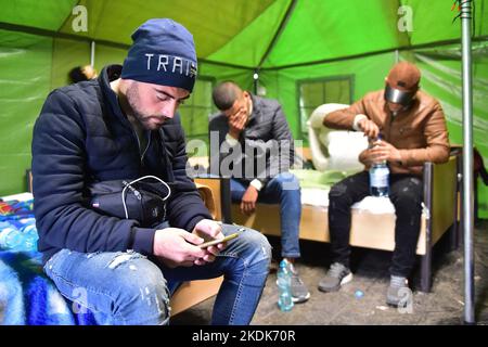 Kuty, Slovacchia. 07th Nov 2022. Una tenda cittadina per migranti vicino alla stazione ferroviaria Kuty in Slovacchia, nella foto del 7 novembre 2022. Credit: Vaclav Salek/CTK Photo/Alamy Live News Foto Stock