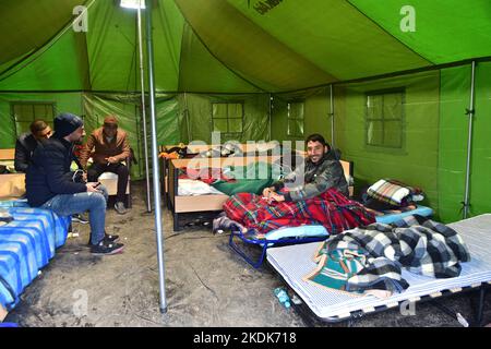Kuty, Slovacchia. 07th Nov 2022. Una tenda cittadina per migranti vicino alla stazione ferroviaria Kuty in Slovacchia, nella foto del 7 novembre 2022. Credit: Vaclav Salek/CTK Photo/Alamy Live News Foto Stock
