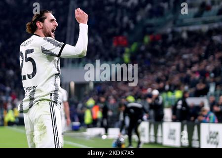 Torino, Italia. 06th Nov 2022. Adrien Rabiot della Juventus FC festeggia dopo aver segnato un gol durante la Serie A matchbeetbetween Juventus FC e FC Internazionale allo Stadio Allianz il 6 novembre 2022 a Torino. Credit: Marco Canoniero/Alamy Live News Foto Stock