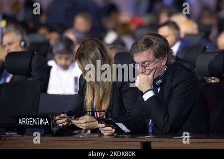 Sharm El Sheikh, Egitto. 07th Nov 2022. I membri della delegazione argentina partecipano all'apertura del vertice ad alto livello della Conferenza delle Nazioni Unite sui cambiamenti climatici COP27 del 2022 presso il Centro Convegni Internazionale. Credit: Gehad Hammy/dpa/Alamy Live News Foto Stock