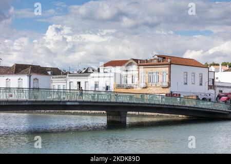 Vista sul fiume Gilao con edifici imbiancati, Tavira, Algarve, Portogallo Foto Stock