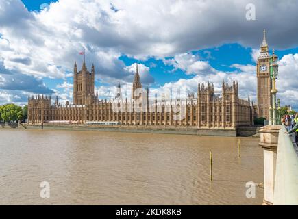 Il Palazzo di Westminster, il Parlamento, sulla riva nord del Tamigi nella città di Westminster, nel centro di Londra, Inghilterra, Regno Unito Foto Stock