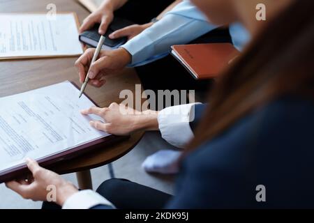 Le coppie firmano documenti importanti con gli agenti di assicurazione Foto Stock