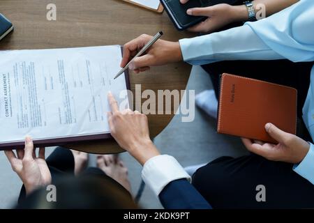 Le coppie firmano documenti importanti con gli agenti di assicurazione Foto Stock