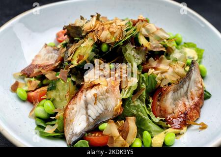 Insalata con anguilla fritta e verdure su un piatto Foto Stock