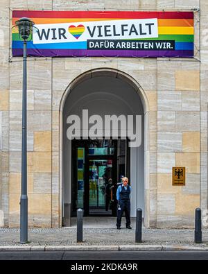 Ministero federale del lavoro e degli affari sociali, Wilhelmstrasse 49, Mitte, Berlino. Banner Gay Pride Rainbow Foto Stock