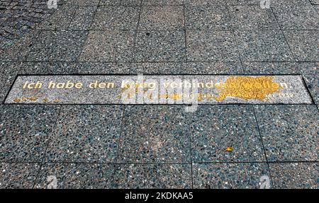 Georg Elser citazione sul marciapiede, ho voluto prevenire la guerra, Wilhelmstrasse, Mitte, Berlino. Tentò di assassinare Adolf Hitler nel 1939 Foto Stock