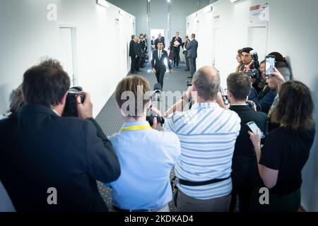 Il primo Ministro Rishi Sunak arriva per un incontro bilaterale con il Presidente israeliano Isaac Herzog durante il vertice del Cop27 a Sharm el-Sheikh, in Egitto. Data immagine: Lunedì 7 novembre 2022. Foto Stock