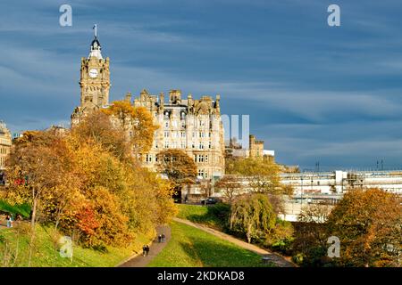 Edimburgo Scozia The Princes Street Gardens in autunno guardando verso il Balmoral Hotel Foto Stock