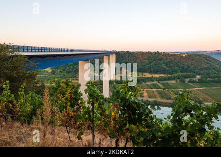 Vista panoramica del ponte Moseltal vicino a Coblenza Germania durante l'alba Foto Stock