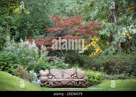 KNARESBOROUGH, Regno Unito - 20 settembre 2022. Panca in legno intagliato in Bebra Gardens, un parco paesaggistico a Knaresborough, Yorkshire, Regno Unito Foto Stock