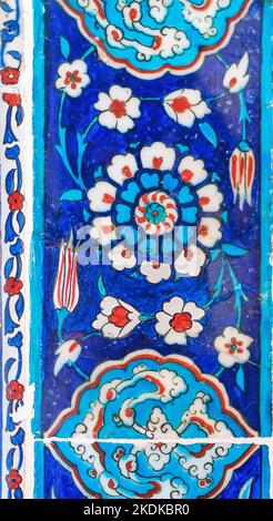 Piastrelle turche blu fatte a mano con motivi floreali del 16th ° secolo. Foto Stock