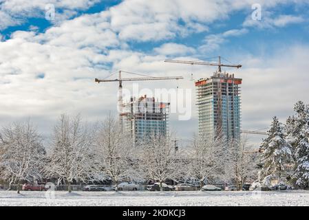 Una nuova costruzione di alto edificio residenziale nella luminosa giornata invernale Foto Stock