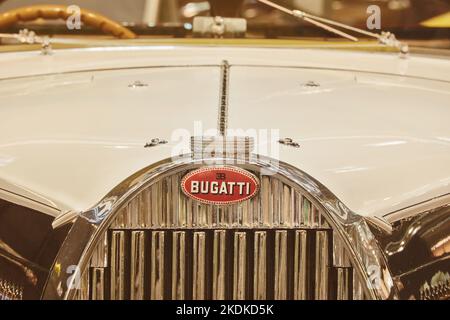 Essen, Germania - 23 marzo 2022: Immagine retro di un classico bianco Bugatti limousine auto a Essen, Germania Foto Stock
