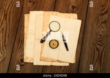 Bussola a penna per Fontana e lente d'ingrandimento su vecchi fogli Foto Stock