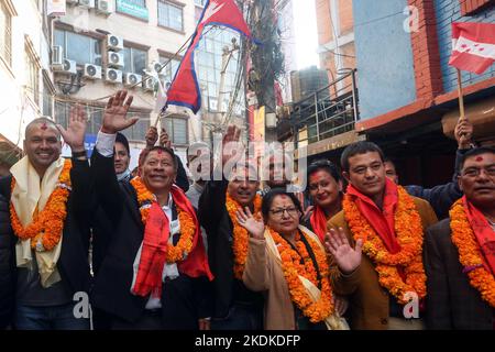 Kathmandu, Bagmati, Nepal. 7th Nov 2022. Prakash Man Singh(2nd L), un candidato del partito del Congresso nepalese si è esibito durante la campagna porta a porta in vista delle elezioni parlamentari e provinciali a Kathmandu, Nepal, il 7 novembre 2022. (Credit Image: © Sunil Sharma/ZUMA Press Wire) Credit: ZUMA Press, Inc./Alamy Live News Foto Stock