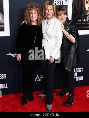 Hollywood, Stati Uniti. 06th Nov 2022. HOLLYWOOD, LOS ANGELES, CALIFORNIA, USA - 06 NOVEMBRE: Anne Spielberg, Nancy Spielberg e sue Spielberg arrivano al 2022° AFI Fest - closing Night Special Screening of Universal Pictures' 'The Fabelmans' tenuto al TCL Chinese Theatre IMAX il 6 novembre 2022 a Hollywood, Los Angeles, California, Stati Uniti. (Foto di Xavier Collin/Image Press Agency) Credit: Image Press Agency/Alamy Live News Foto Stock