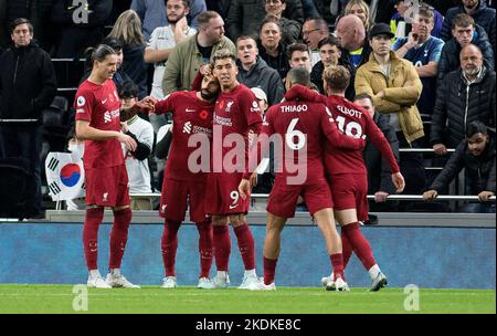 Londra, Regno Unito. 06th Nov 2022. Mohamed Salah di Liverpool (2l) festeggia con i suoi compagni di squadra dopo aver toteggiato il 2nd° gol della partita. Partita della Premier League, Tottenham Hotspur v Liverpool al Tottenham Hotspur Stadium di Londra, domenica 6th novembre 2022. Questa immagine può essere utilizzata solo per scopi editoriali. Solo per uso editoriale, licenza richiesta per uso commerciale. Nessun utilizzo nelle scommesse, nei giochi o nelle pubblicazioni di un singolo club/campionato/giocatore. pic by Sandra Mailer/Andrew Orchard SPORTS photography/Alamy Live news Credit: Andrew Orchard SPORTS photography/Alamy Live News Foto Stock