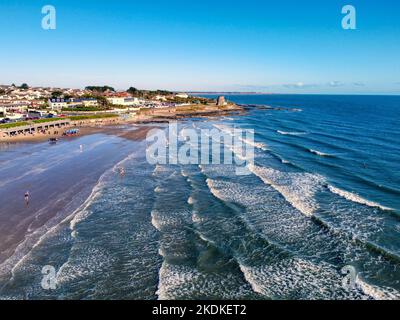 Onde a Portmarnock Beach in una bella mattina di marzo Foto Stock