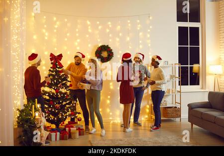 La gente multirazziale decora la sede per il nuovo anno Foto Stock