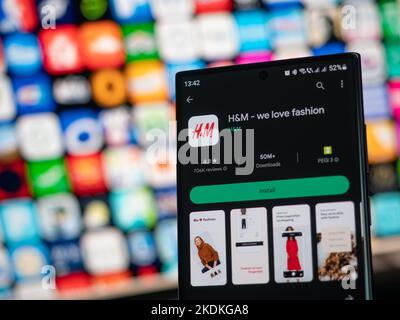 Galati, Romania - 31 ottobre 2022: Applicazione h&M disponibile su Google Play Store per smartphone Android Foto Stock