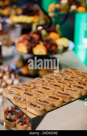 Torta deliziosa con nocciole, caramello dolce su tavola bianca. Foto Stock