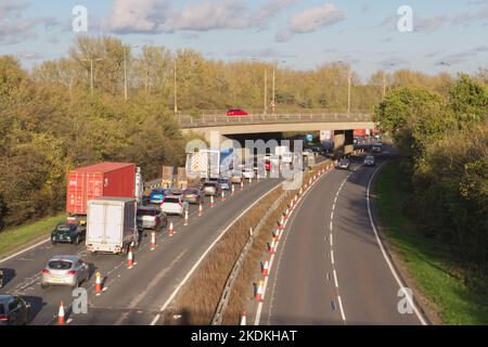 Il traffico si accumula sulla strada A12 in direzione nord vicino a Colchester. I lavori stradali della zona sono previsti per durare fino all'inverno 2023. Foto Stock