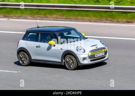 2021 bianco elettrico MINI; MINI elettrica berlina viaggiando sull'autostrada M6 UK Foto Stock