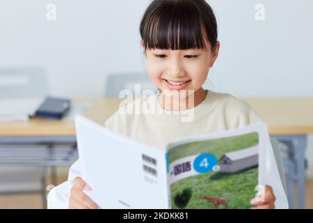 Bambino giapponese che studia Foto Stock