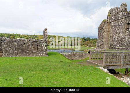 Rovine del Castello di Ogmore in vale del fiume Glamorgan. Ogmore by Sea, Glamorgan, Galles, Regno Unito Foto Stock