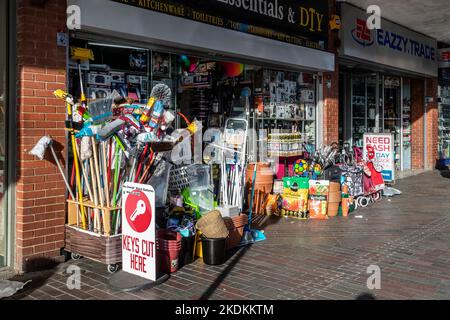 Negozio Home Essentials con esposizione esterna che vende prodotti per la casa su Abington Street, Northampton, Inghilterra, Regno Unito. Foto Stock
