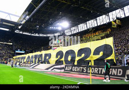 Bundesliga, Signal Iduna Park Dortmund: Borussia Dortmund vs VfL Bochum; grande protesta 'Boycott Qatar 2022' Foto Stock