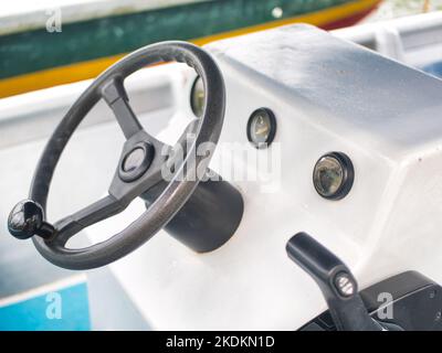 Un volante e una leva dell'imbarcazione con cruscotto Foto Stock