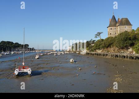 Francia, Pays de la Loire, Loire-Atlantique, Pornic, porto, di fronte al castello, bassa marea Foto Stock