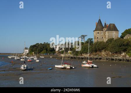 Francia, Pays de la Loire, Loire-Atlantique, Pornic, porto, di fronte al castello, bassa marea Foto Stock