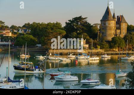 Francia, regione Pays de la Loire, Loire-Atlantique, Pornic, castello e peschereccio che lascia il porto, porto, porto Foto Stock