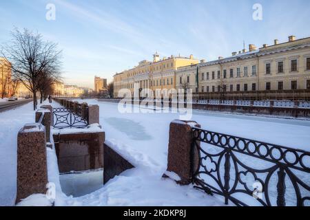 Inverno Pietroburgo. Argini del fiume Moika ghiacciato che si affaccia sul Palazzo Yusupov Foto Stock